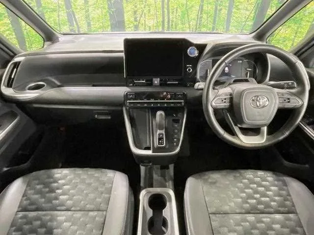 Toyota Voxy 2023 — миниатюра 2