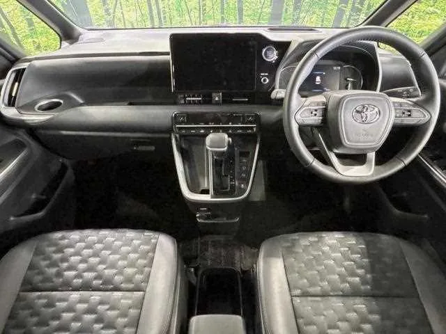 Toyota Voxy 2023 — миниатюра 2