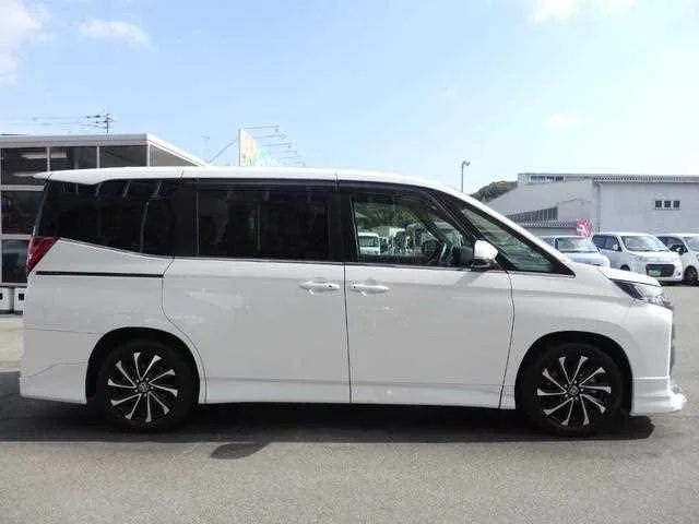 Toyota Noah 2022 — миниатюра 5