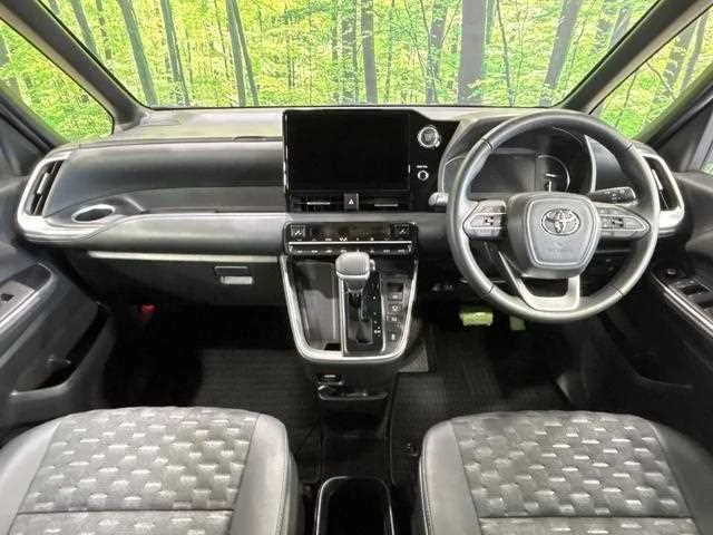 Toyota Voxy 2023 — миниатюра 2