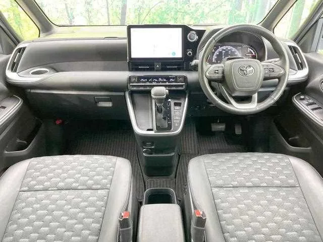 Toyota Voxy 2023 — миниатюра 2