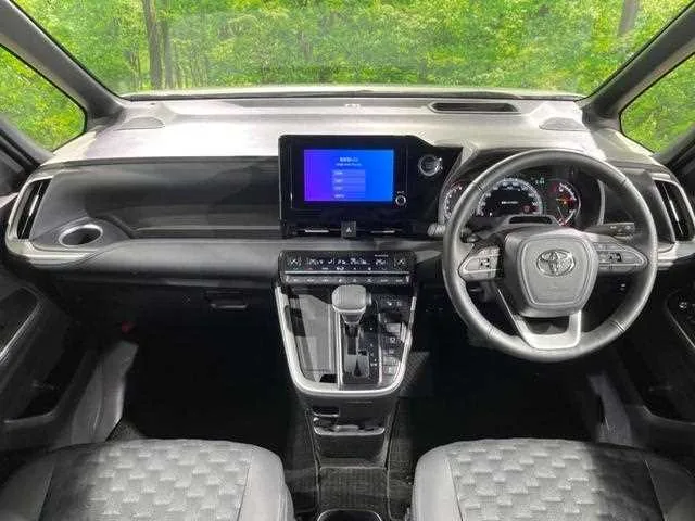 Toyota Voxy 2022 — миниатюра 2
