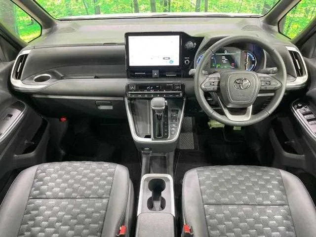 Toyota Voxy 2025 — миниатюра 2