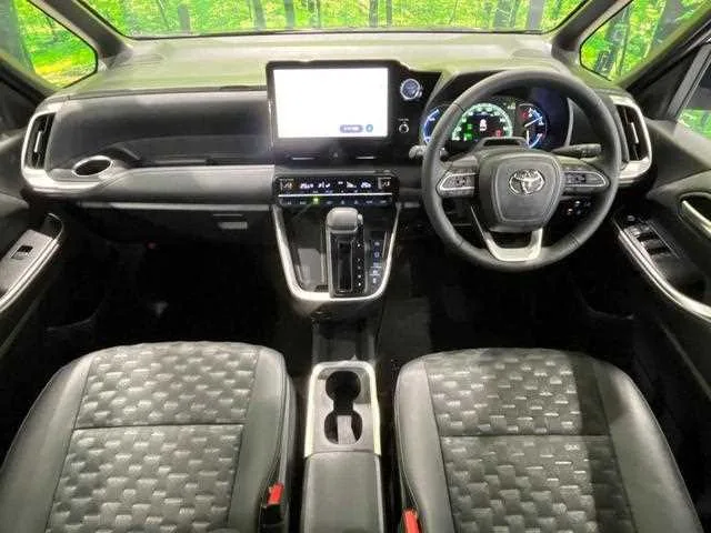 Toyota Voxy 2023 — миниатюра 2