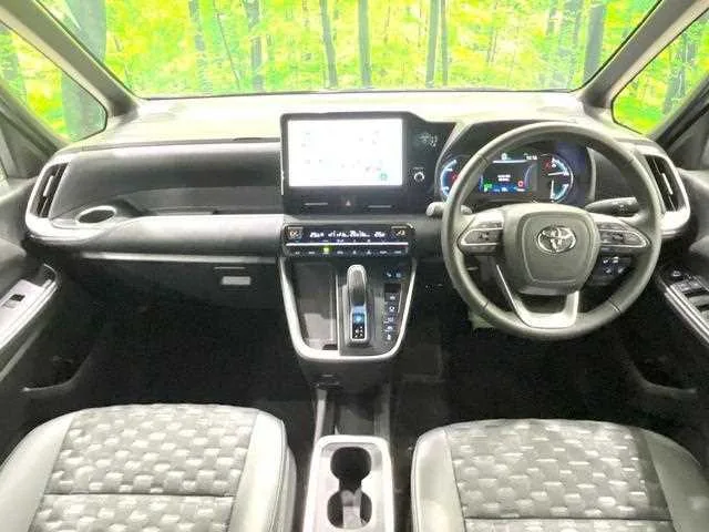 Toyota Voxy 2023 — миниатюра 2
