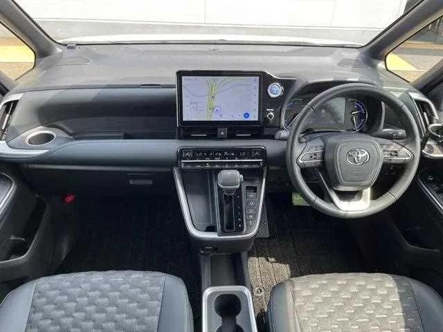 Toyota Voxy 2022 — миниатюра 2