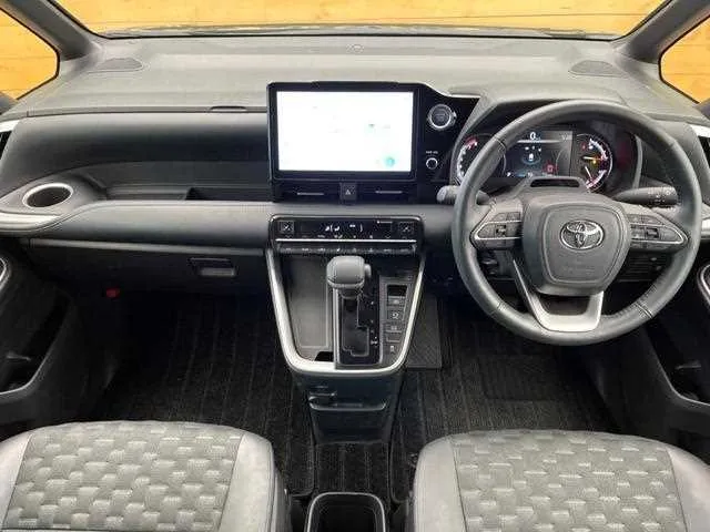 Toyota Voxy 2022 — миниатюра 2