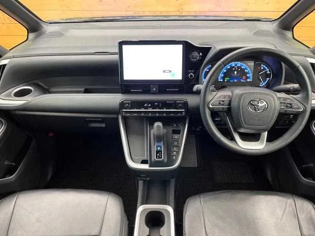 Toyota Voxy 2024 — миниатюра 2