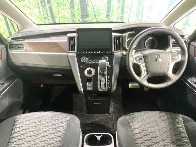 Mitsubishi Delica D:5 2024 — миниатюра 2