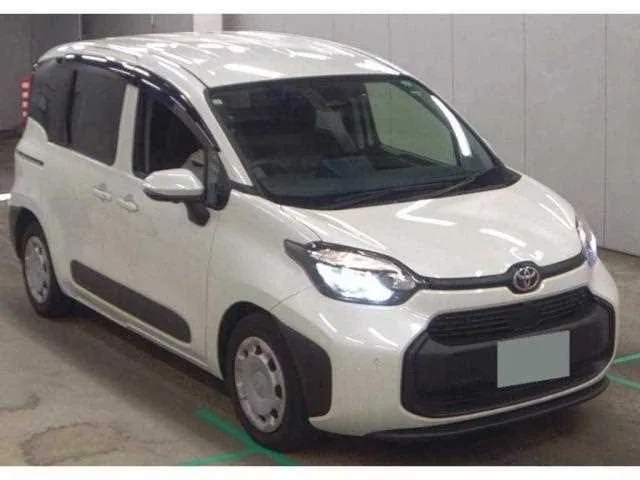 Toyota Sienta 2023 — фото 1, купить с доставкой в Москву