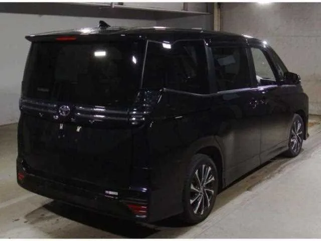 Toyota Voxy 2023 — миниатюра 2