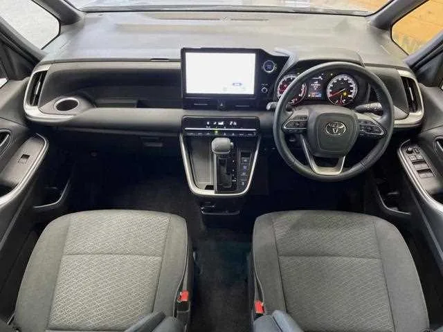 Toyota Noah 2022 — миниатюра 2