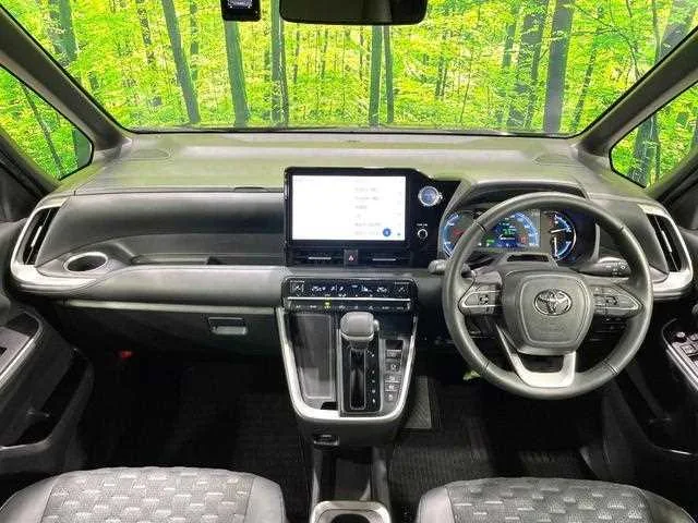 Toyota Voxy 2023 — миниатюра 2