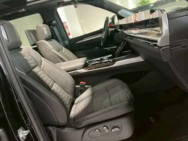 Cadillac Escalade 2025 — миниатюра 3