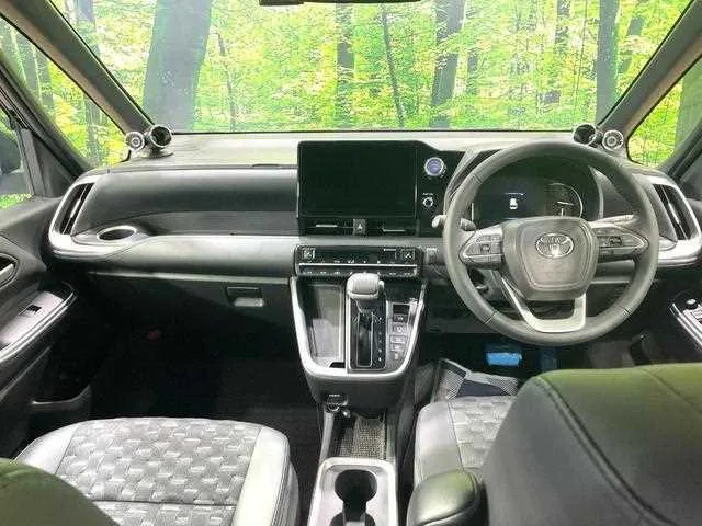 Toyota Voxy 2023 — миниатюра 2