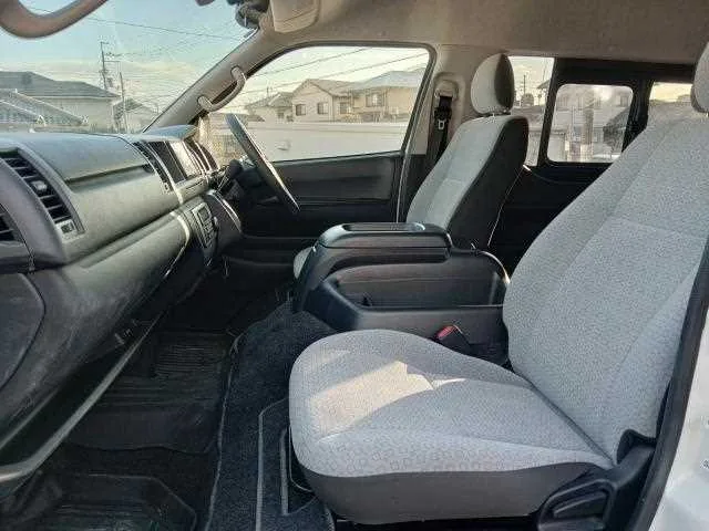 Toyota Hiace Commuter 2023 — миниатюра 4