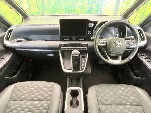 Toyota Voxy 2023 — миниатюра 2