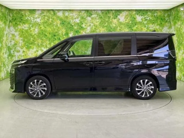 Toyota Voxy 2025 — миниатюра 2