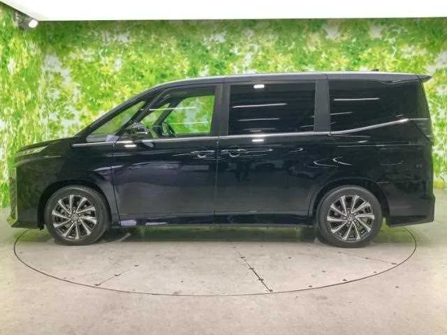 Toyota Voxy 2025 — миниатюра 2