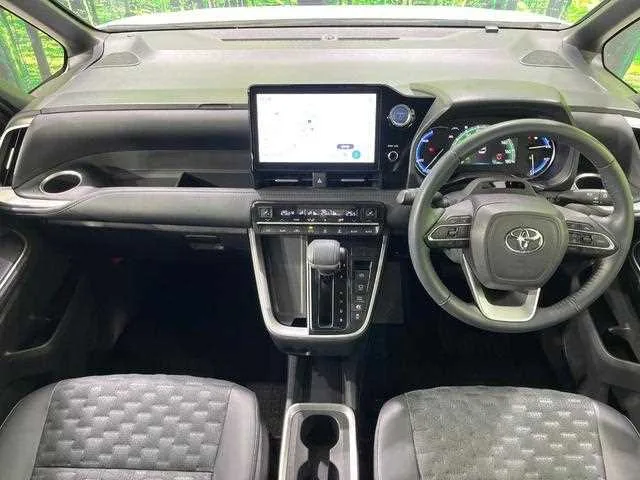 Toyota Voxy 2022 — миниатюра 2