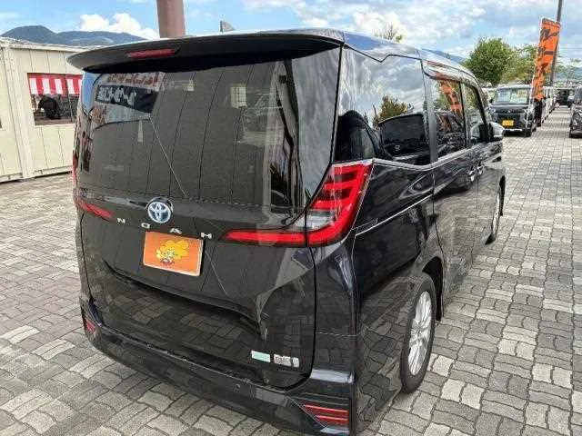 Toyota Noah 2022 — миниатюра 2