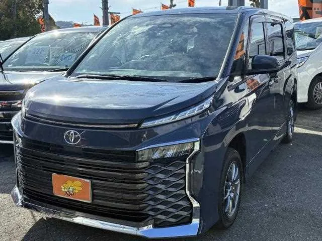 Toyota Voxy 2022 — фото 1, купить с доставкой в Москву