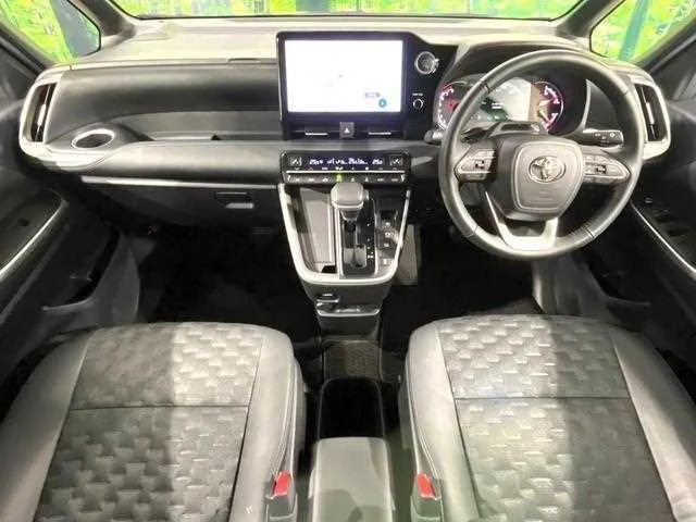 Toyota Voxy 2022 — миниатюра 2