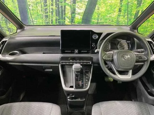 Toyota Voxy 2023 — миниатюра 2