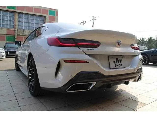 BMW 8 Series 2023 — миниатюра 5