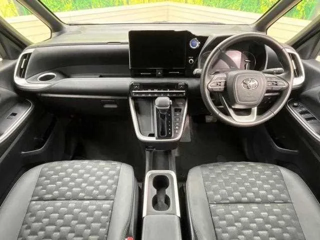 Toyota Voxy 2023 — миниатюра 2