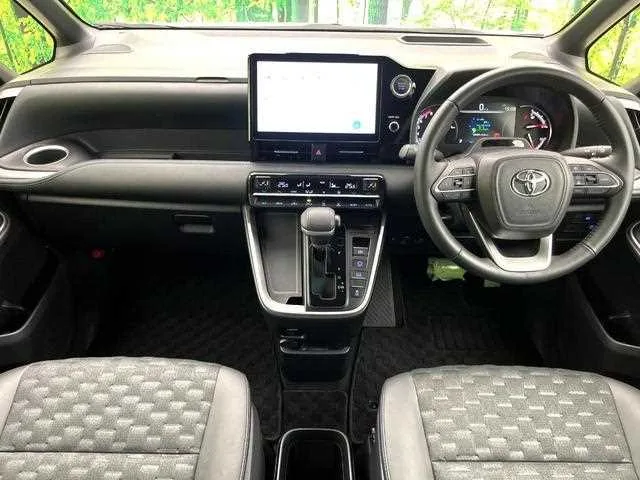Toyota Voxy 2023 — миниатюра 2