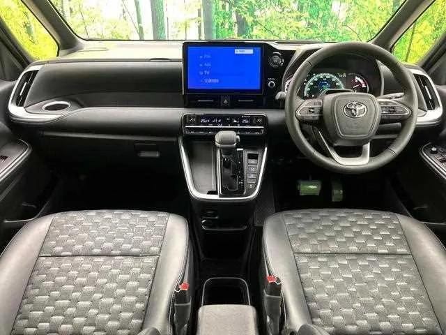 Toyota Voxy 2024 — миниатюра 2