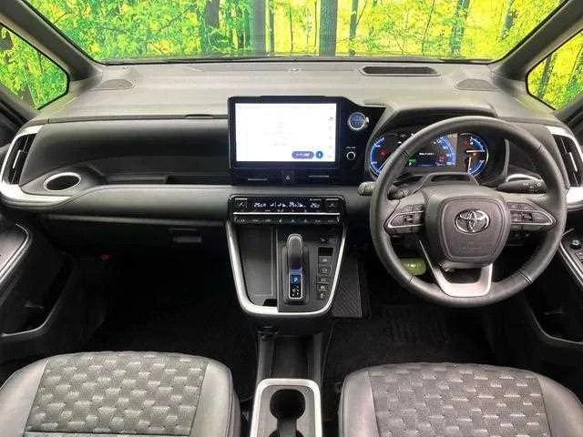 Toyota Voxy 2023 — миниатюра 2