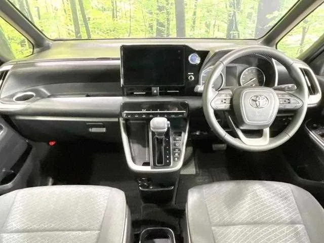 Toyota Voxy 2023 — миниатюра 2
