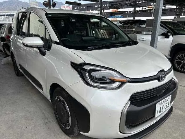 Toyota Sienta 2023 — фото 1, купить с доставкой в Москву