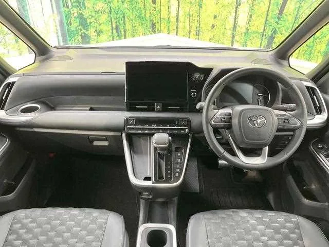 Toyota Voxy 2025 — миниатюра 2