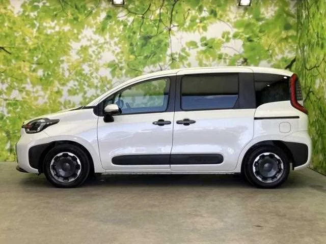 Toyota Sienta 2022 — миниатюра 2