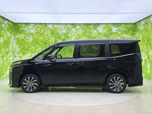 Toyota Voxy 2025 — миниатюра 2