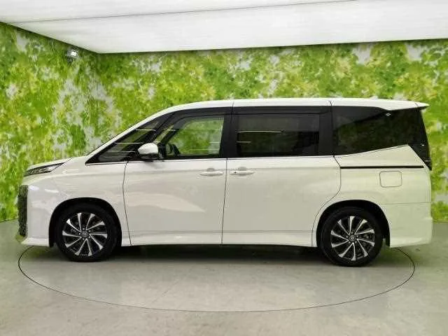 Toyota Voxy 2022 — миниатюра 2