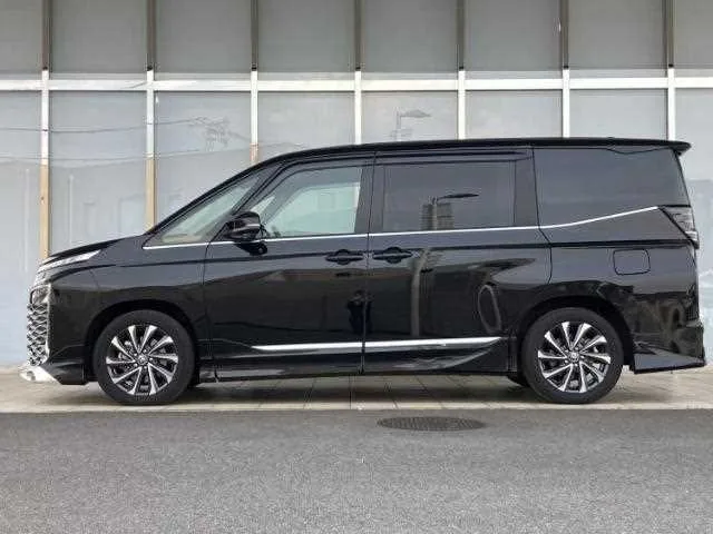 Toyota Voxy 2024 — миниатюра 2