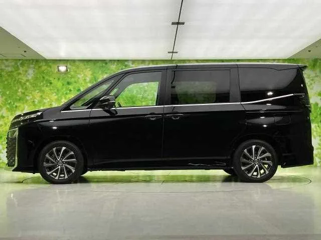 Toyota Voxy 2025 — миниатюра 2