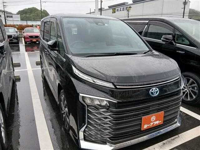 Toyota Voxy 2023 — фото 1, купить с доставкой в Москву