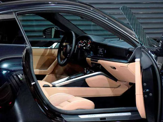 Porsche 911 2022 — миниатюра 2