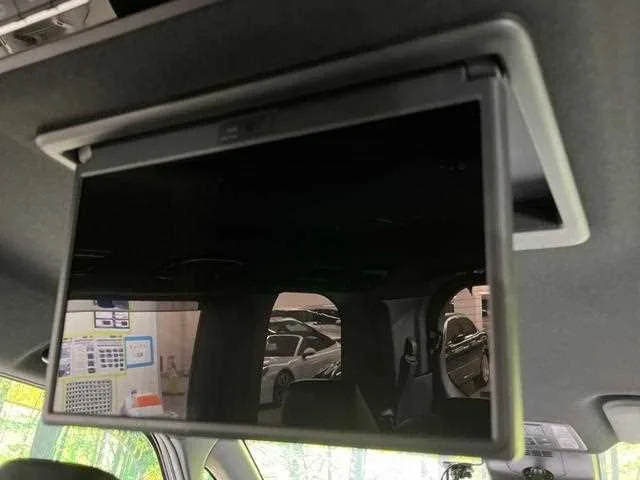 Toyota Voxy 2023 — миниатюра 2