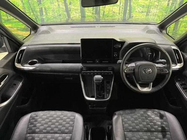 Toyota Voxy 2023 — миниатюра 2