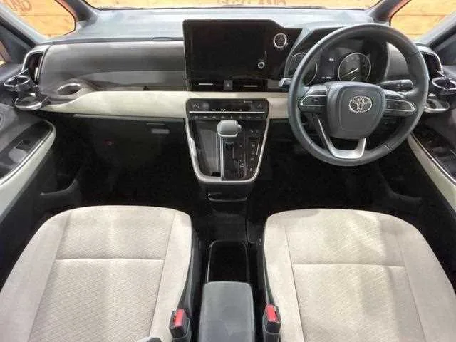 Toyota Noah 2022 — миниатюра 2