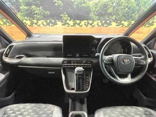 Toyota Voxy 2024 — миниатюра 2
