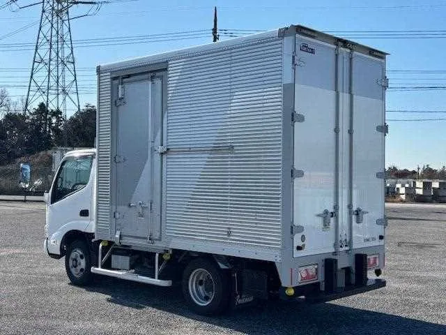 Hino Dutro 2022 — миниатюра 2