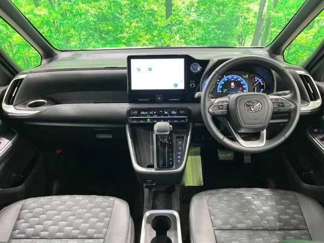 Toyota Voxy 2022 — миниатюра 2