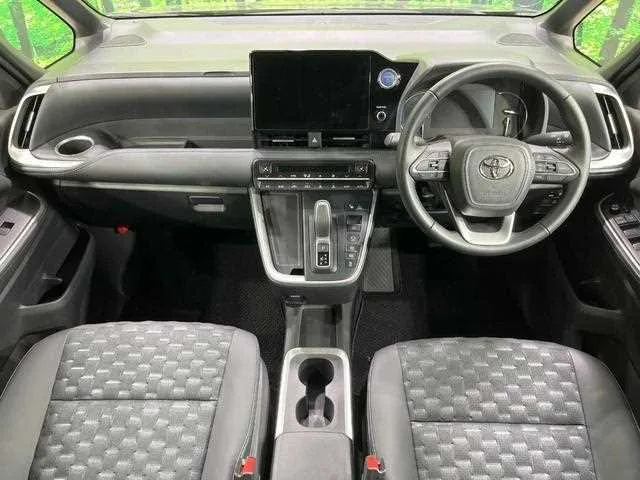 Toyota Voxy 2022 — миниатюра 2